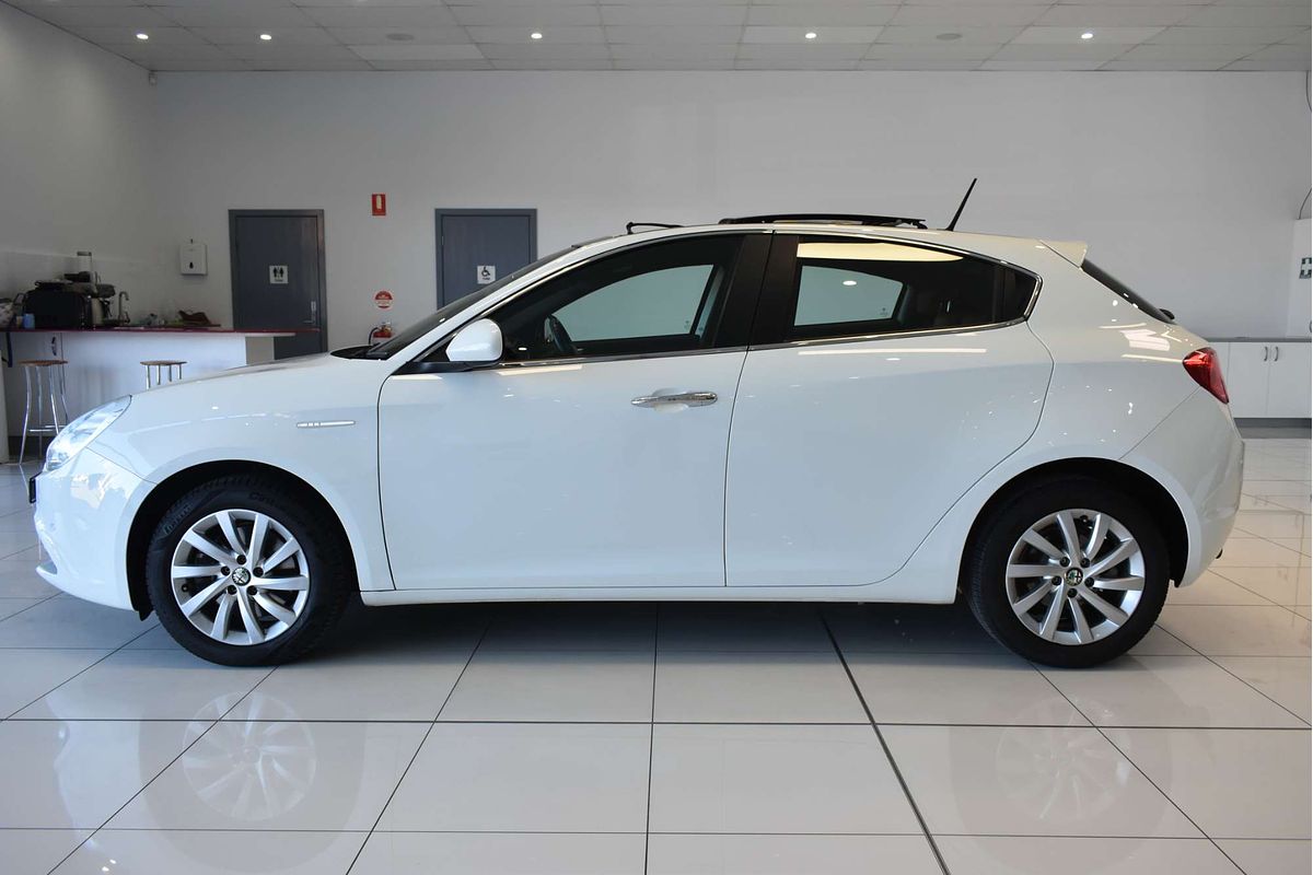 2015 Alfa Romeo Giulietta Distinctive Series 1