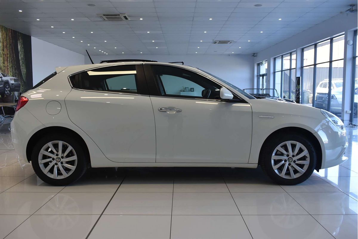 2015 Alfa Romeo Giulietta Distinctive Series 1