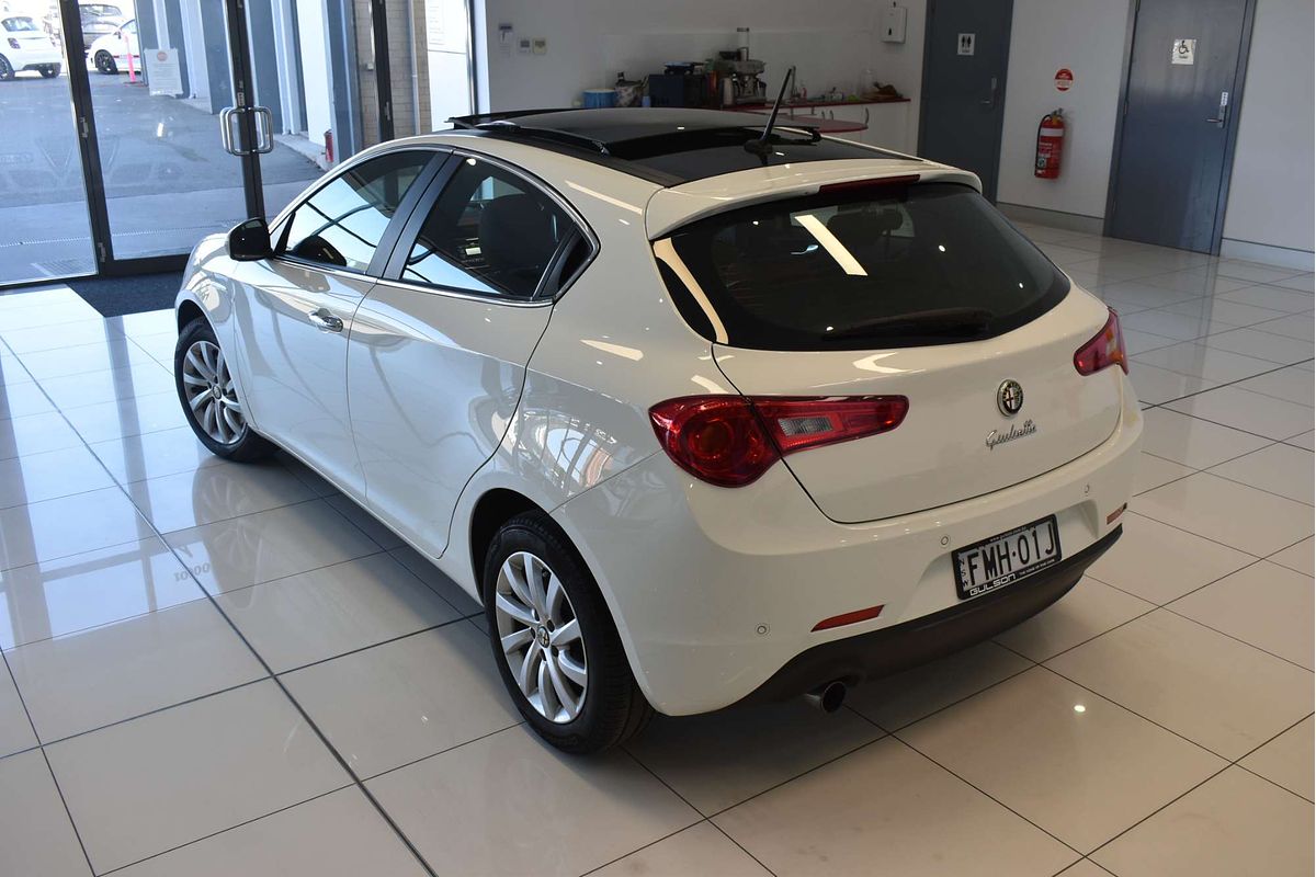 2015 Alfa Romeo Giulietta Distinctive Series 1