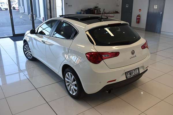 2015 Alfa Romeo Giulietta Distinctive Series 1