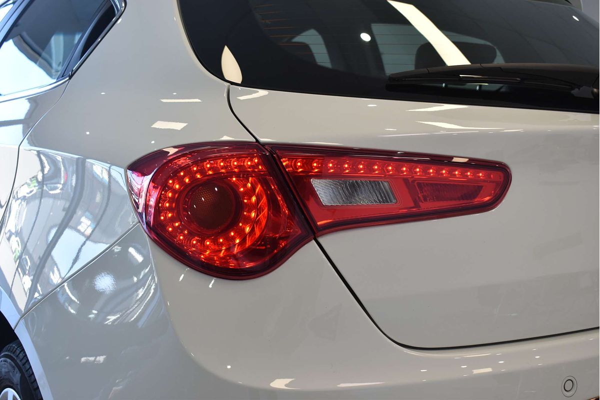 2015 Alfa Romeo Giulietta Distinctive Series 1
