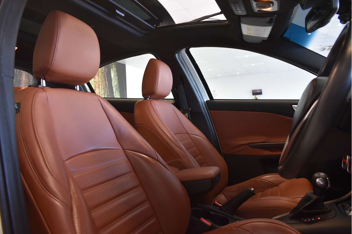2015 Alfa Romeo Giulietta Distinctive Series 1