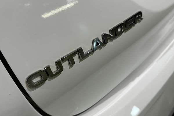 2023 Mitsubishi Outlander ES ZM