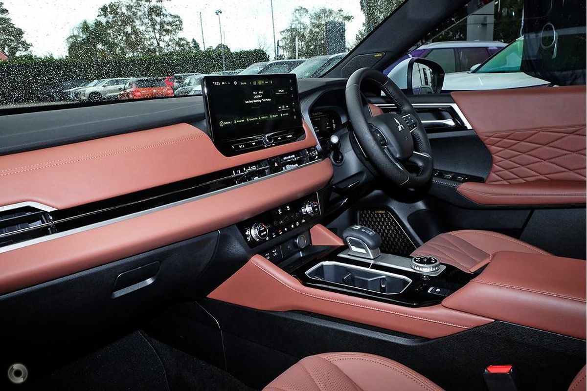 2025 Mitsubishi Outlander Exceed Tourer ZM