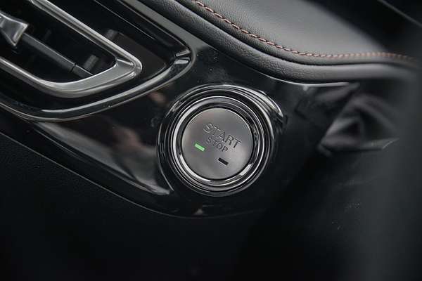 2025 MG HS Essence AS33