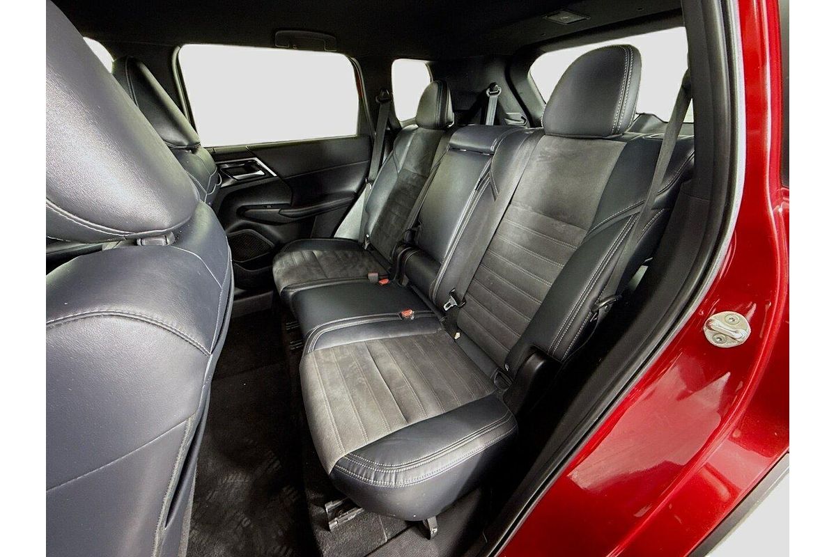 2023 Mitsubishi OUTLANDER                OUTLANDER LS BLACK EDITION 7 SEAT (2WD) ZM2B46