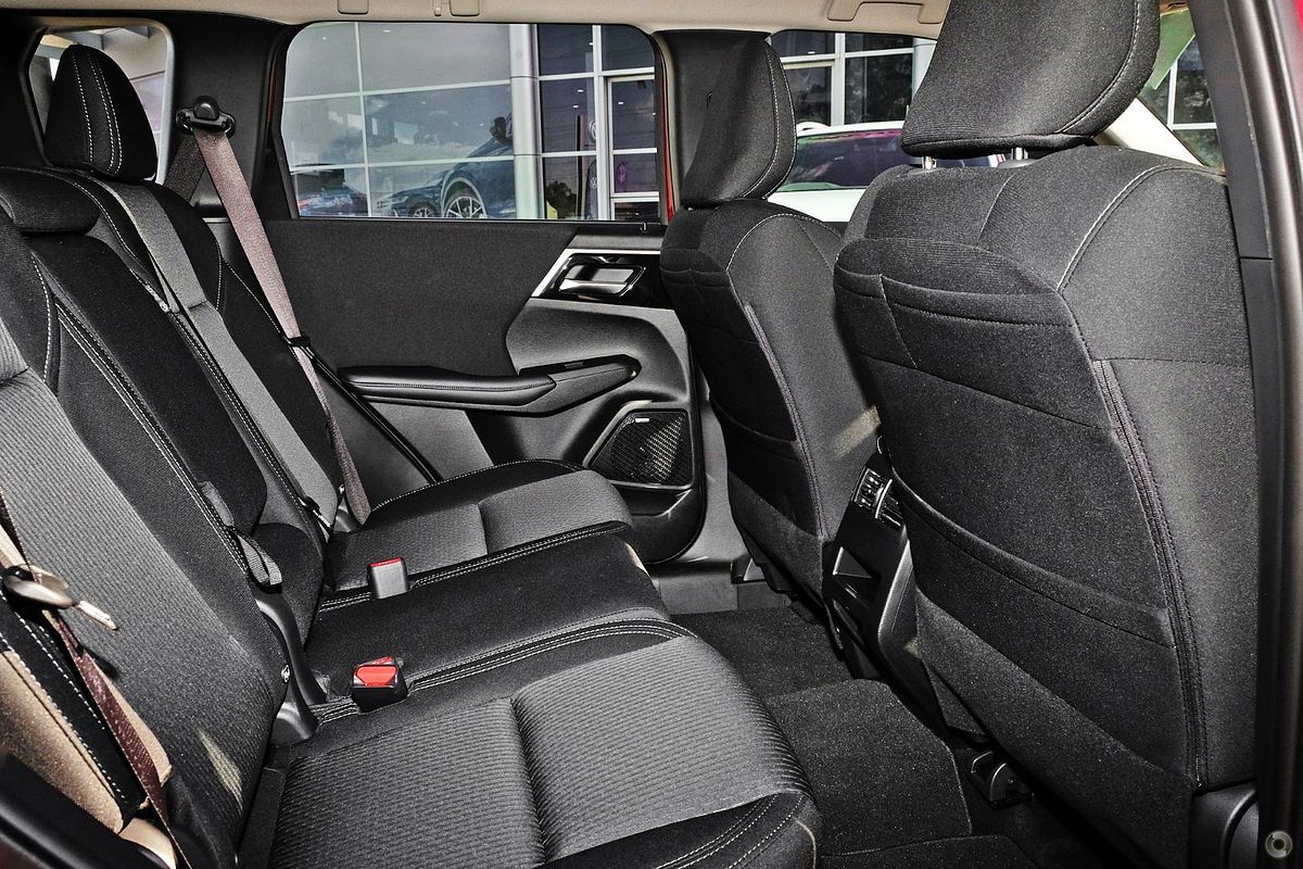 2025 Mitsubishi Outlander ES ZM