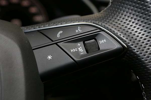 2024 Audi Q3 40 TFSI S line F3