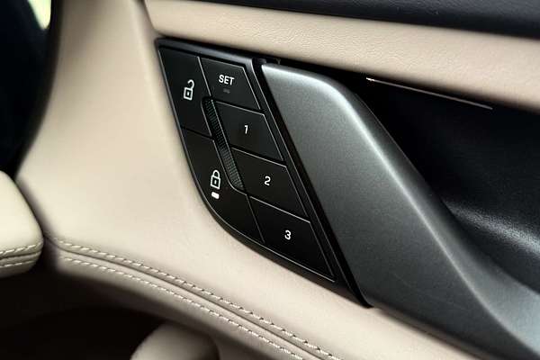 2023 Porsche Taycan  Y1A