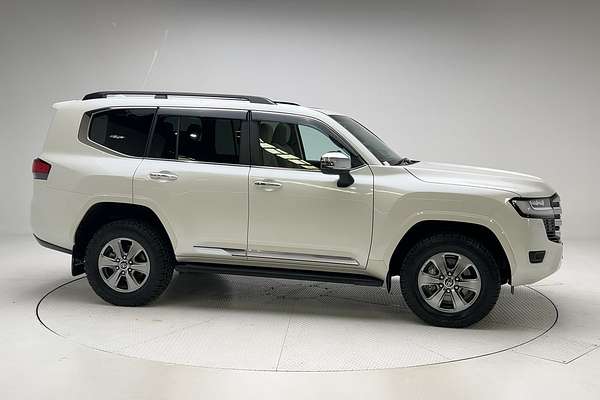 2023 Toyota Landcruiser Sahara FJA300R