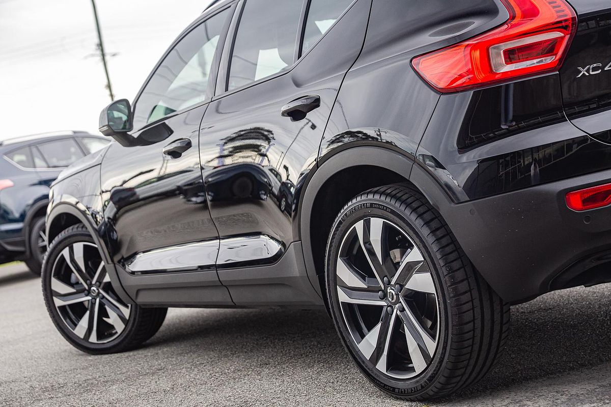 2022 Volvo XC40 Ultimate B5 Dark