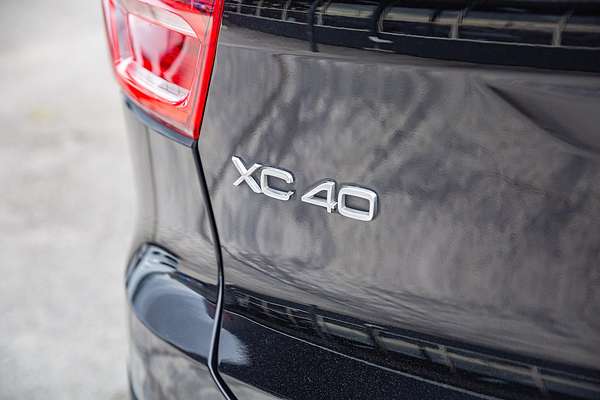 2022 Volvo XC40 Ultimate B5 Dark