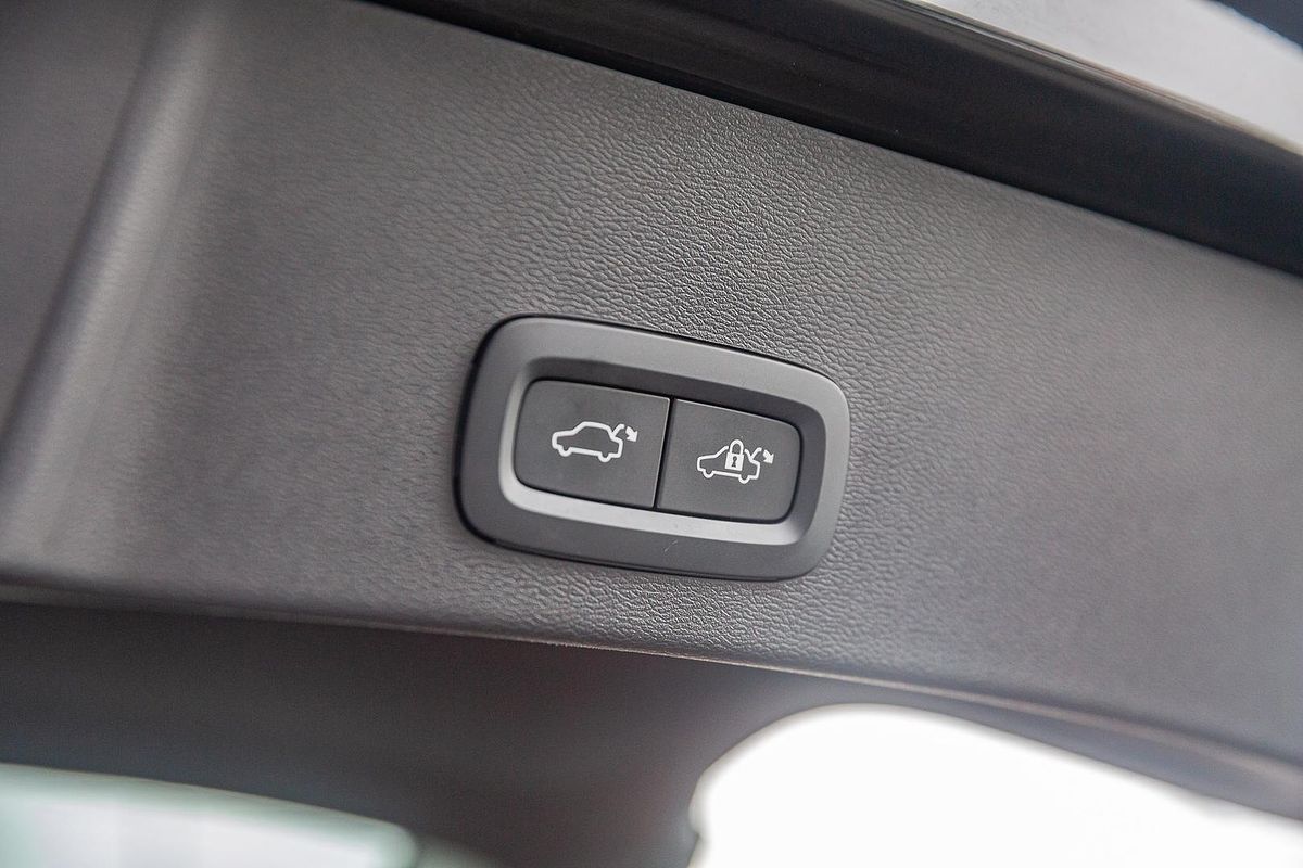 2022 Volvo XC40 Ultimate B5 Dark