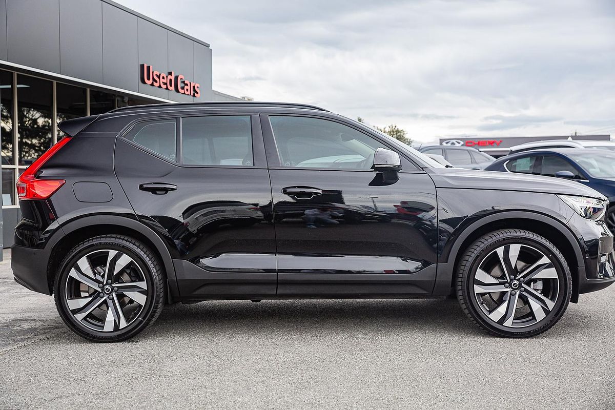 2022 Volvo XC40 Ultimate B5 Dark