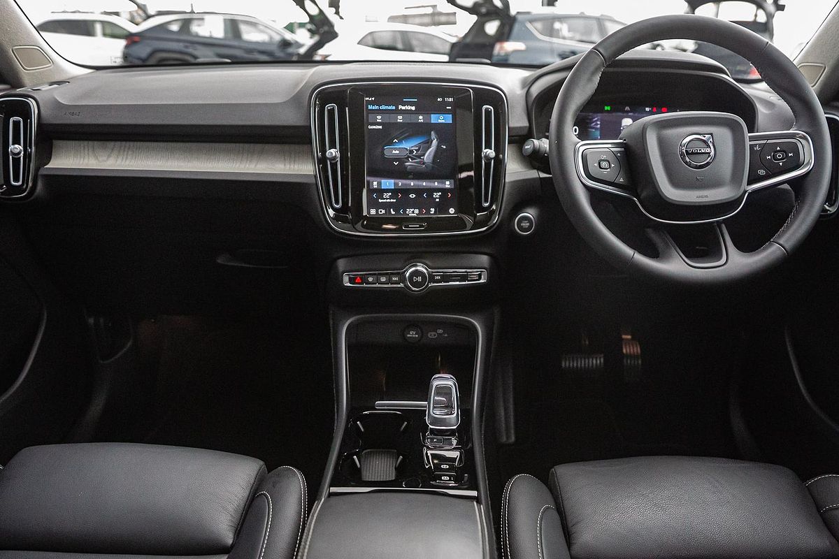 2022 Volvo XC40 Ultimate B5 Dark