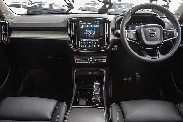 2022 Volvo XC40 Ultimate B5 Dark