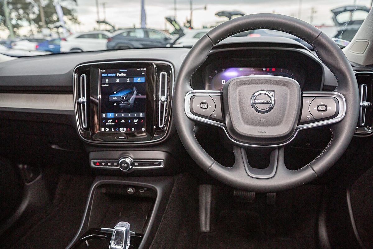 2022 Volvo XC40 Ultimate B5 Dark