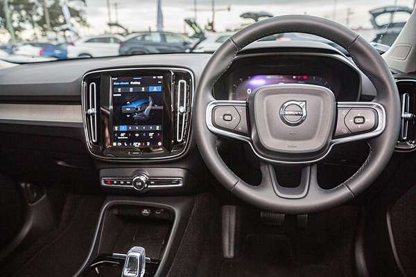 2022 Volvo XC40 Ultimate B5 Dark