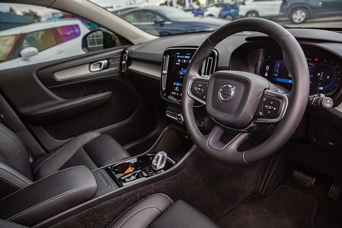 2022 Volvo XC40 Ultimate B5 Dark