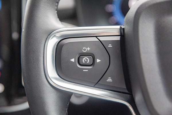 2022 Volvo XC40 Ultimate B5 Dark