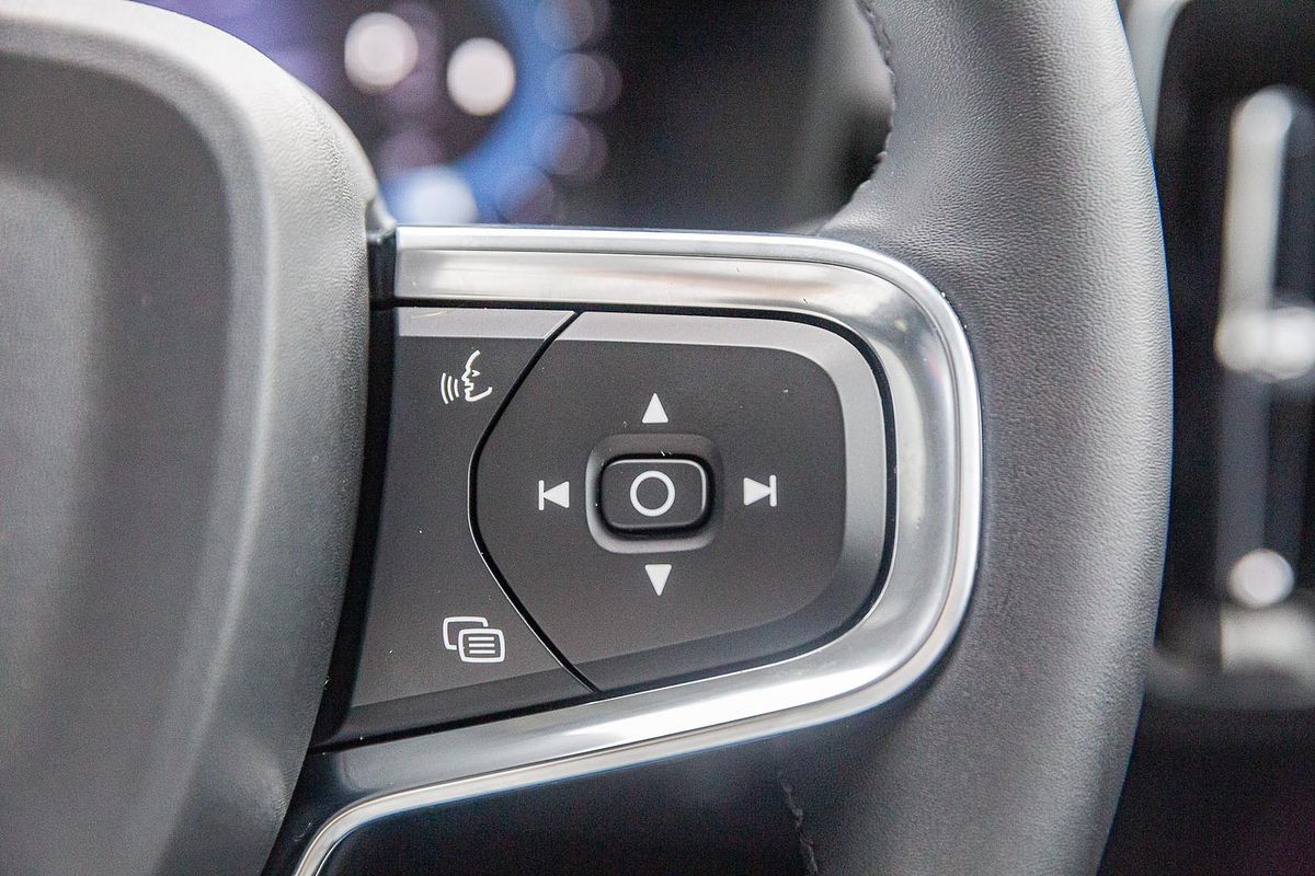 2022 Volvo XC40 Ultimate B5 Dark