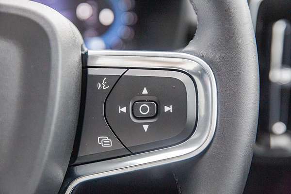 2022 Volvo XC40 Ultimate B5 Dark