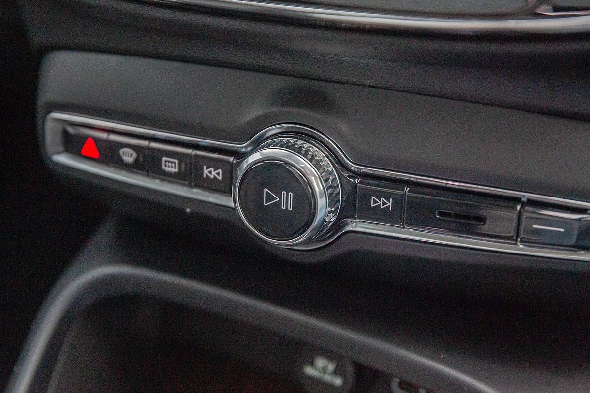 2022 Volvo XC40 Ultimate B5 Dark