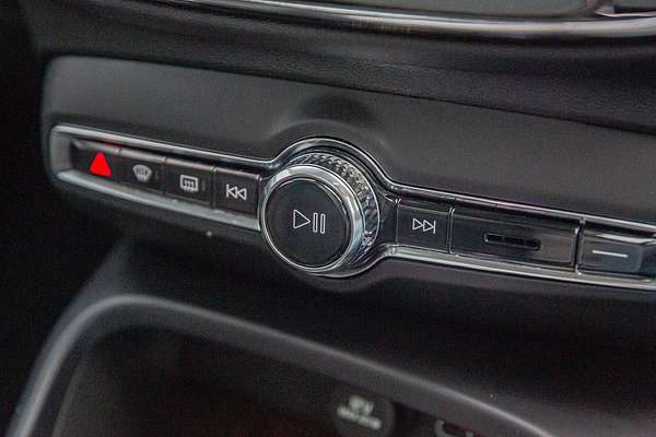 2022 Volvo XC40 Ultimate B5 Dark