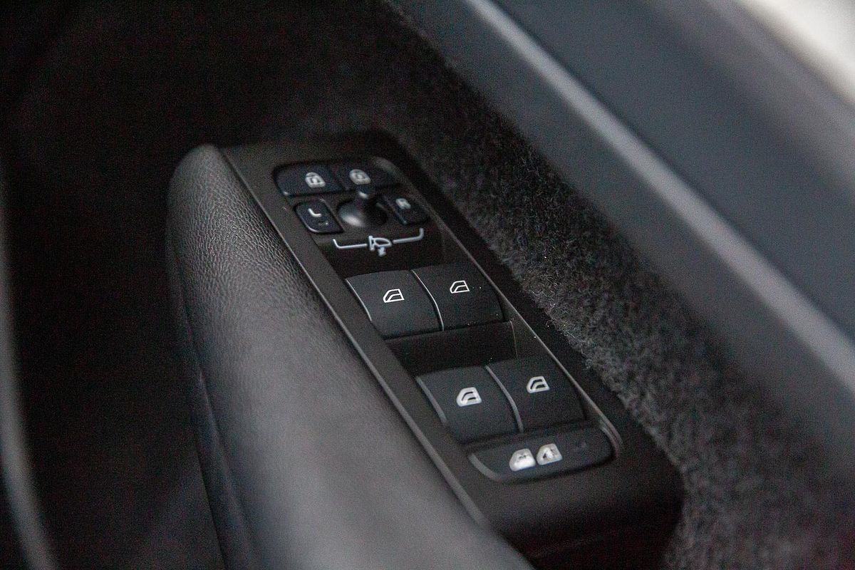 2022 Volvo XC40 Ultimate B5 Dark