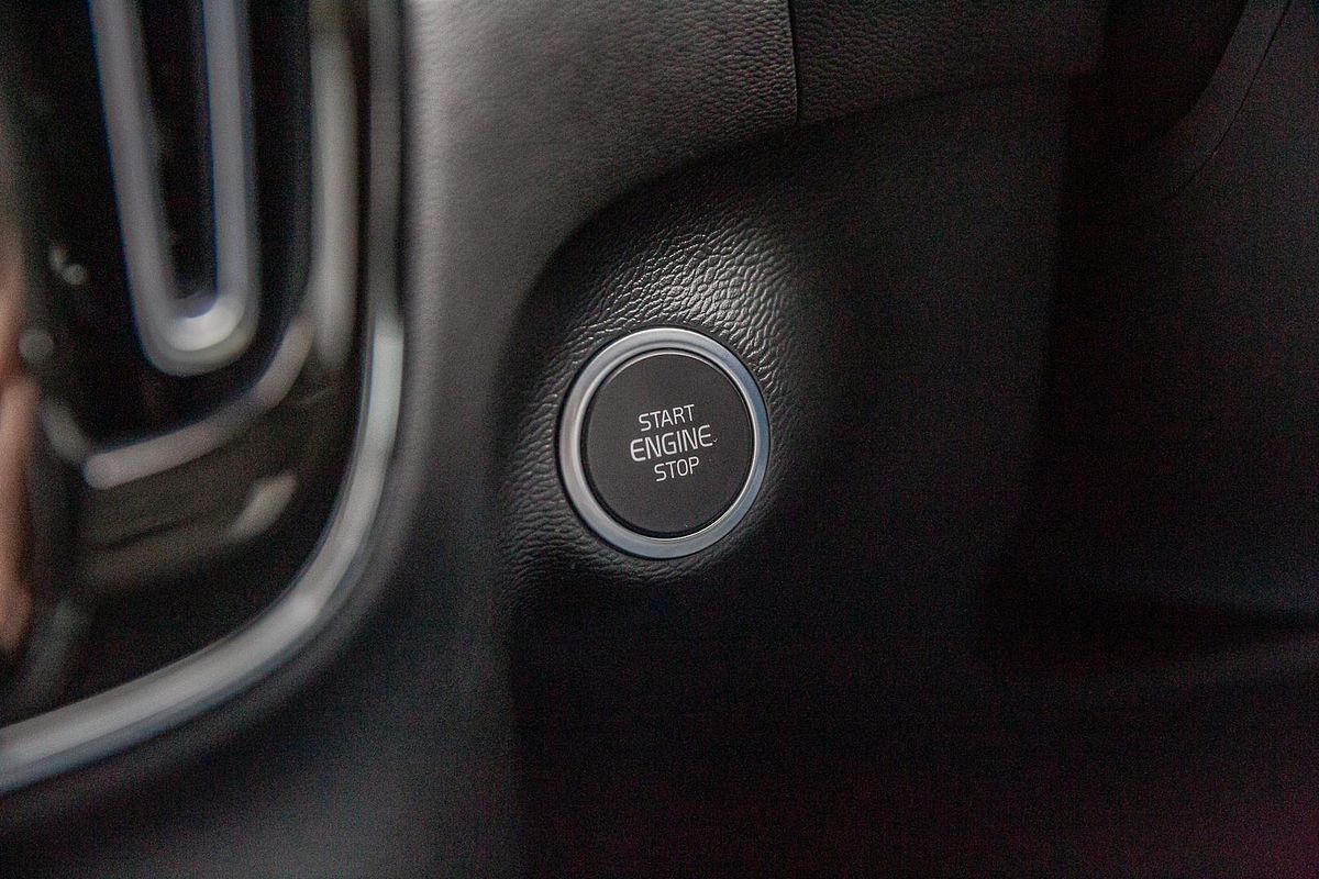 2022 Volvo XC40 Ultimate B5 Dark