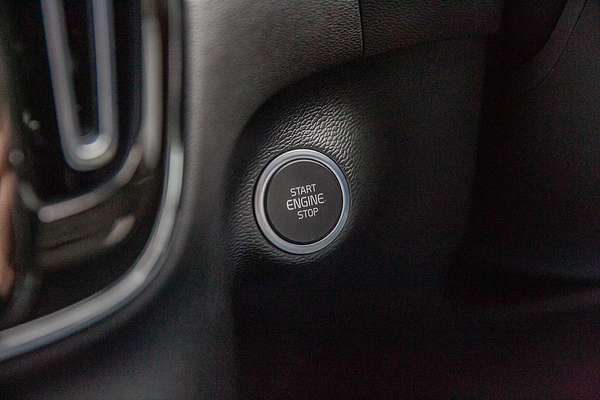 2022 Volvo XC40 Ultimate B5 Dark