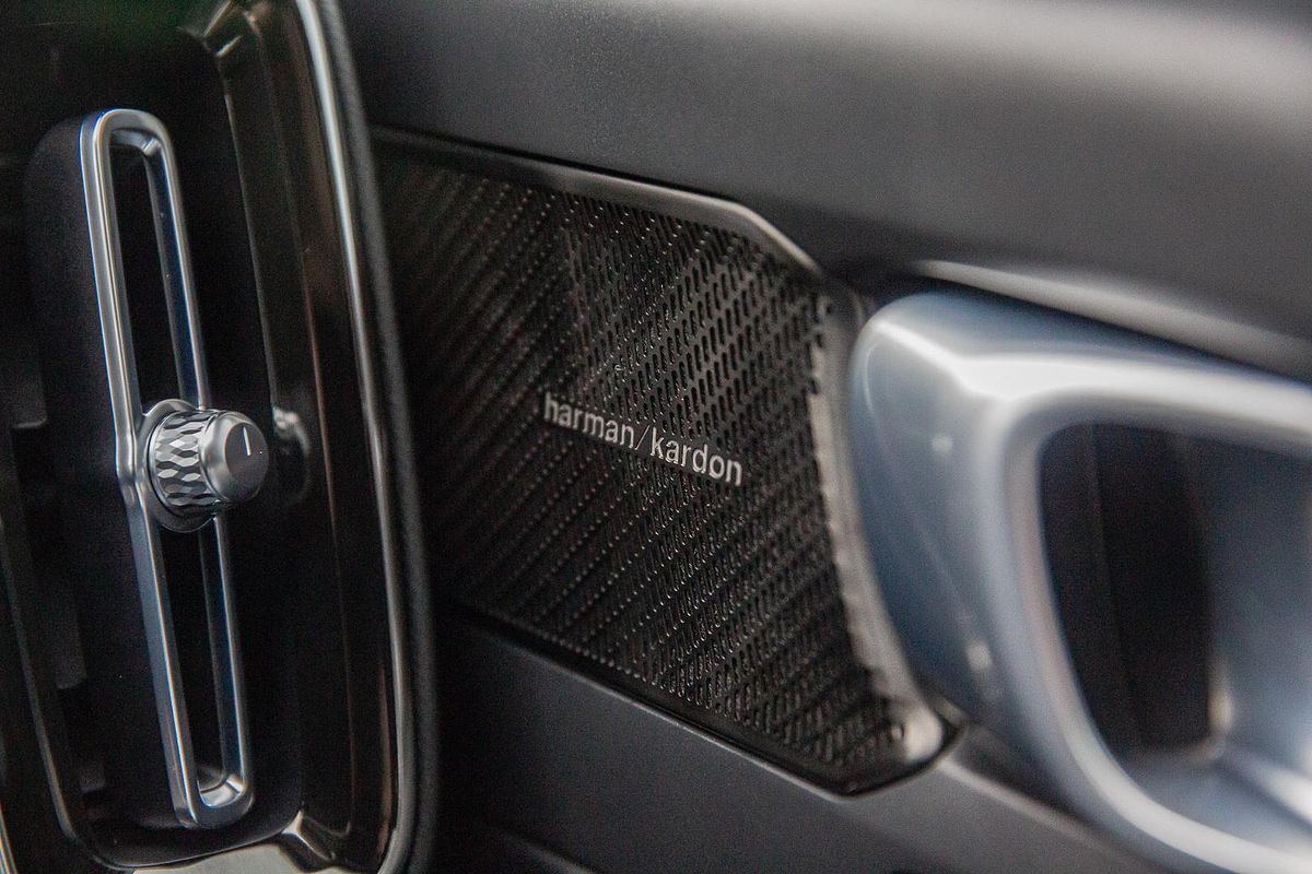 2022 Volvo XC40 Ultimate B5 Dark