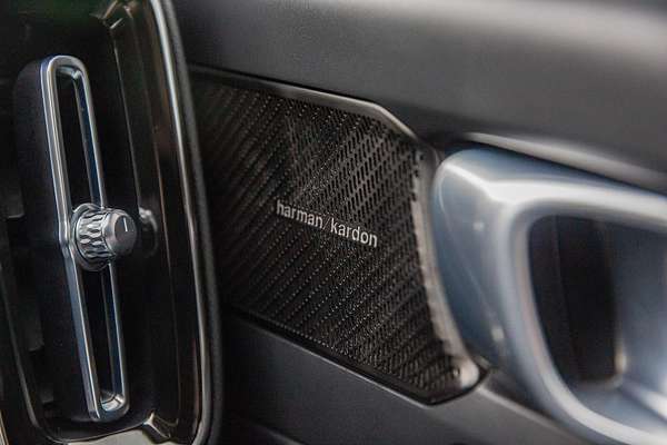 2022 Volvo XC40 Ultimate B5 Dark