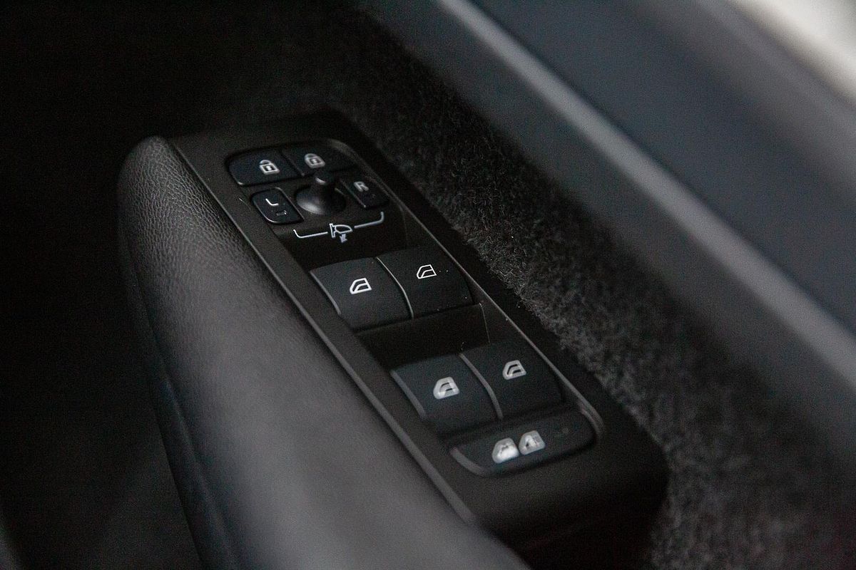 2022 Volvo XC40 Ultimate B5 Dark