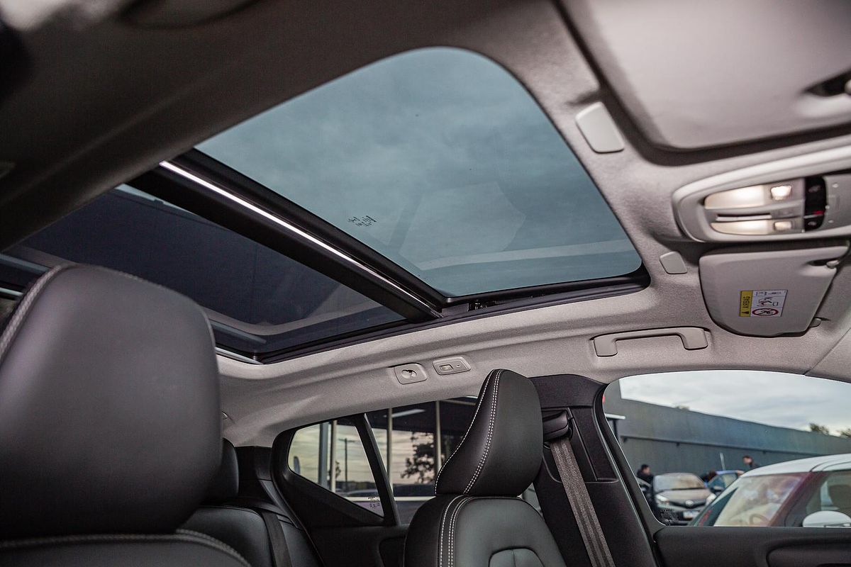 2022 Volvo XC40 Ultimate B5 Dark