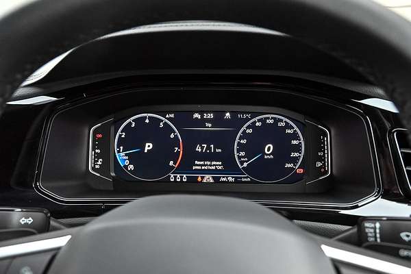 2025 Volkswagen T-Roc 140TSI R-Line D11
