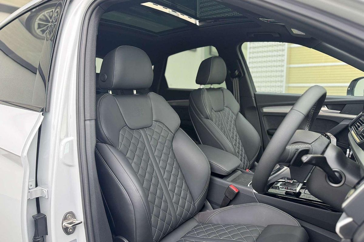 2025 Audi Q5 55 TFSI e S line FY