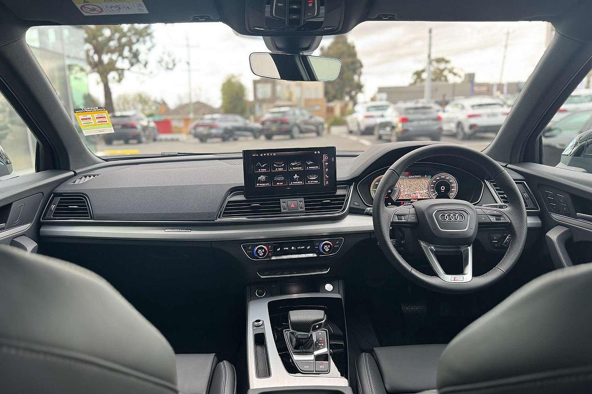 2025 Audi Q5 55 TFSI e S line FY