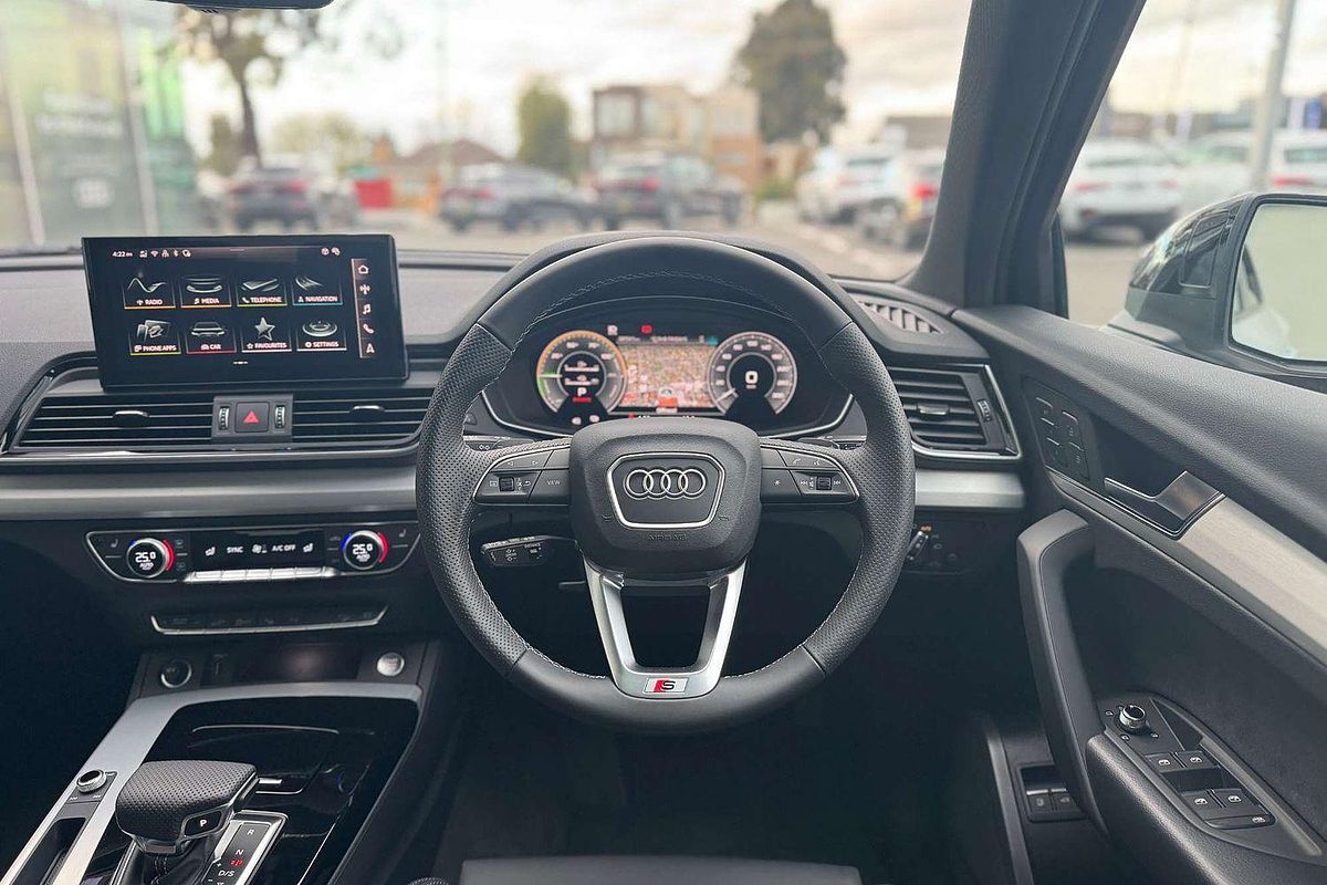 2025 Audi Q5 55 TFSI e S line FY