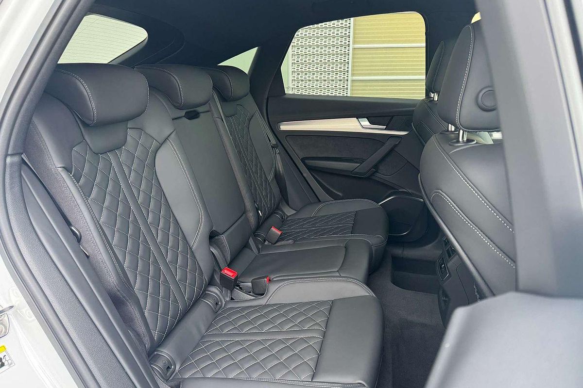 2025 Audi Q5 55 TFSI e S line FY