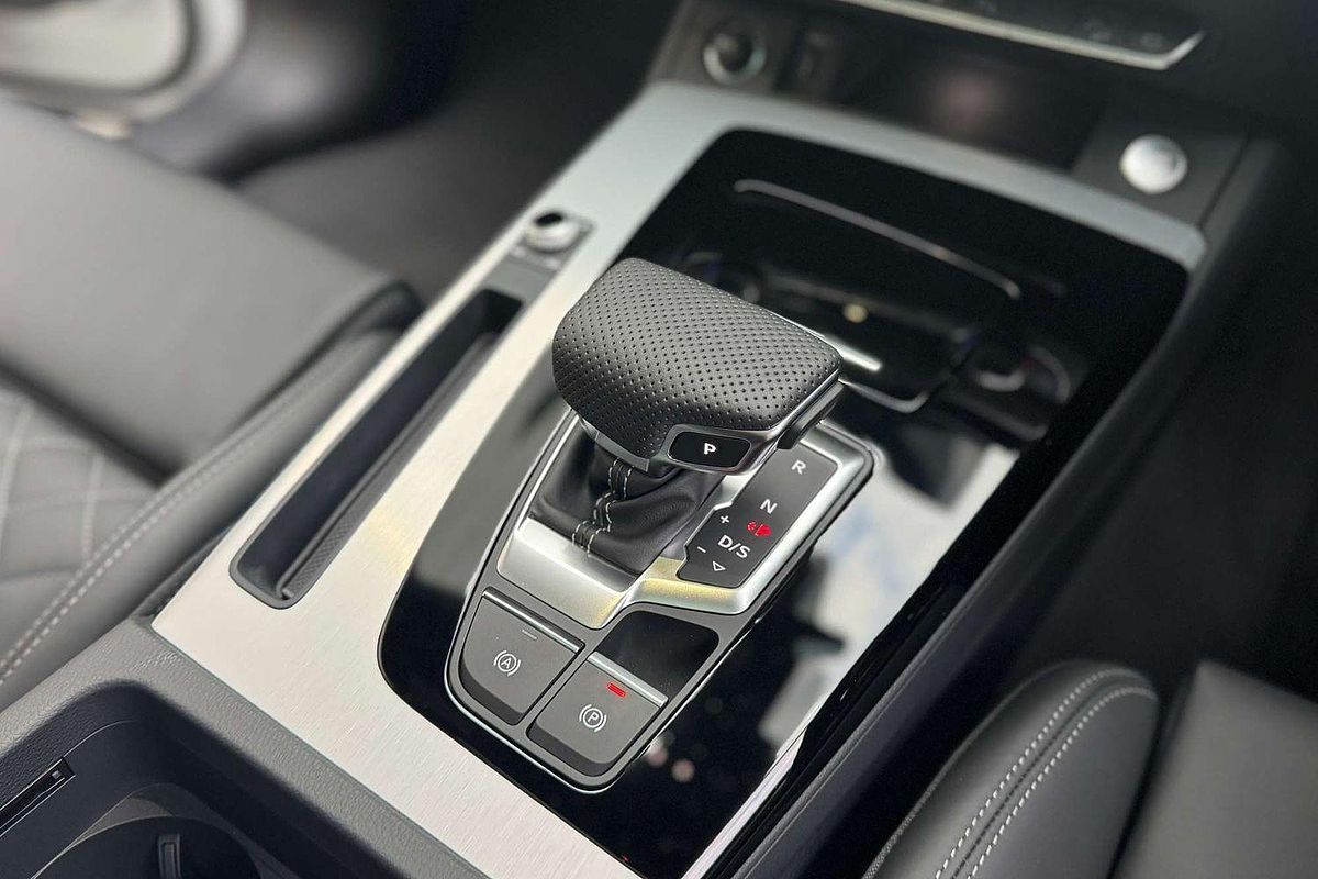 2025 Audi Q5 55 TFSI e S line FY
