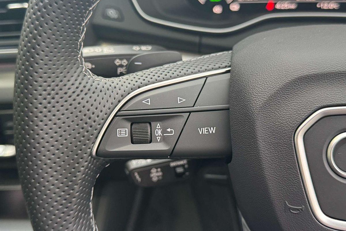 2025 Audi Q5 55 TFSI e S line FY
