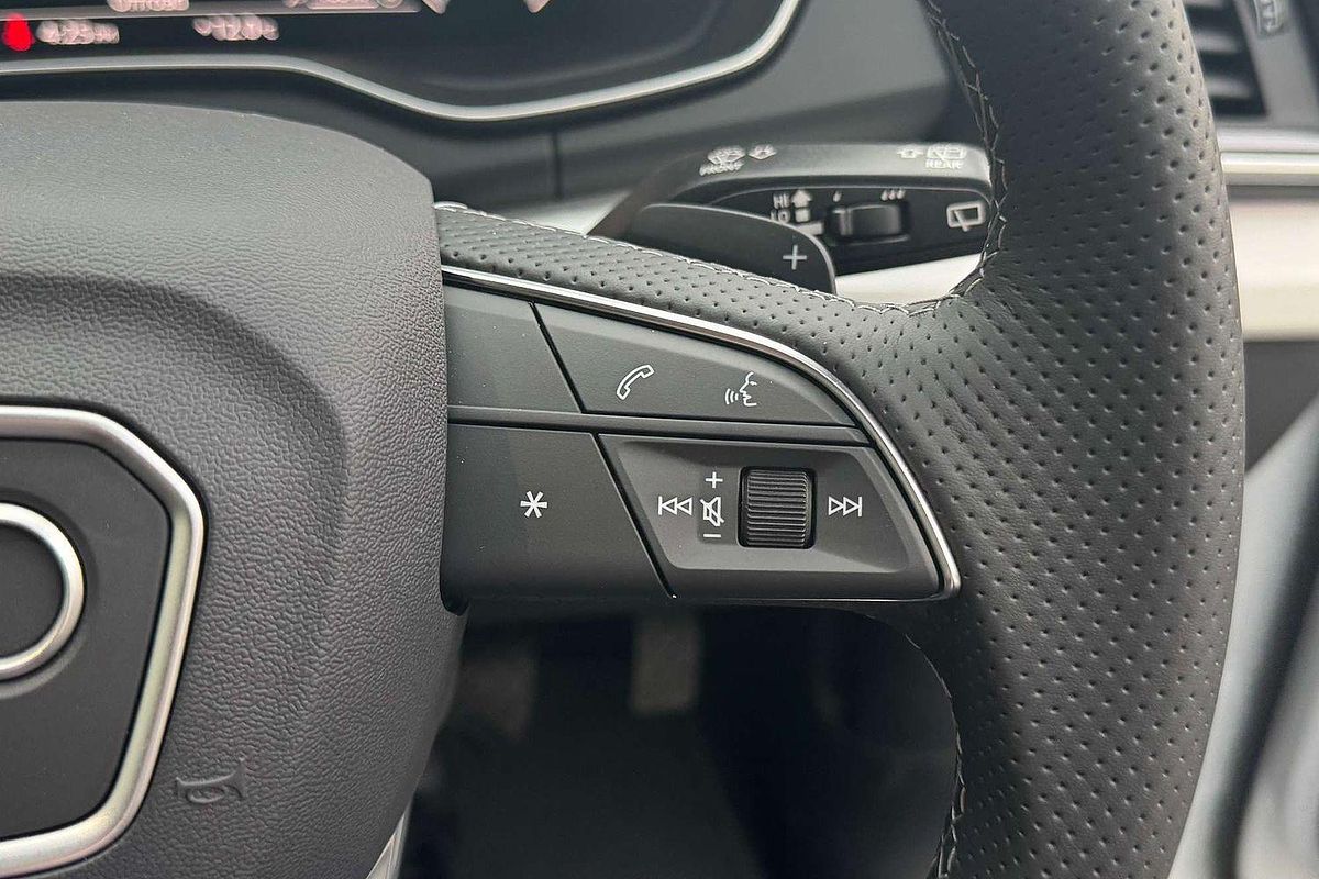 2025 Audi Q5 55 TFSI e S line FY