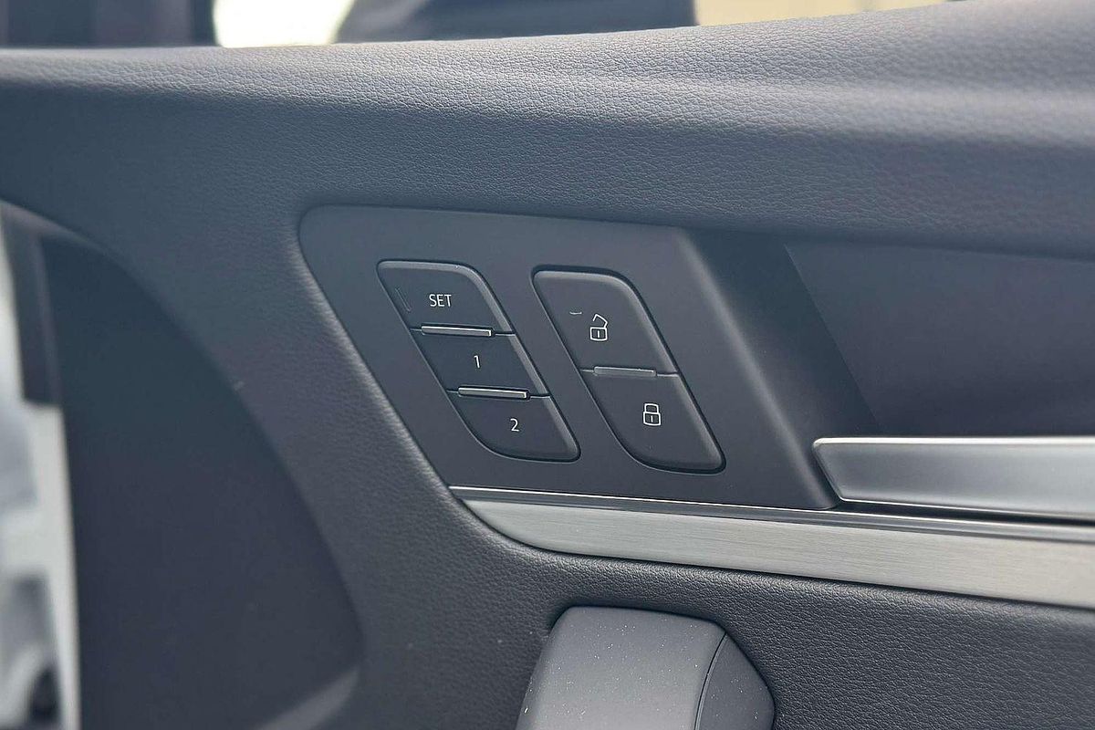 2025 Audi Q5 55 TFSI e S line FY