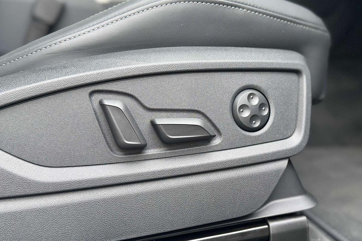 2025 Audi Q5 55 TFSI e S line FY