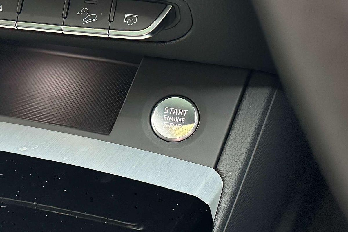 2025 Audi Q5 55 TFSI e S line FY