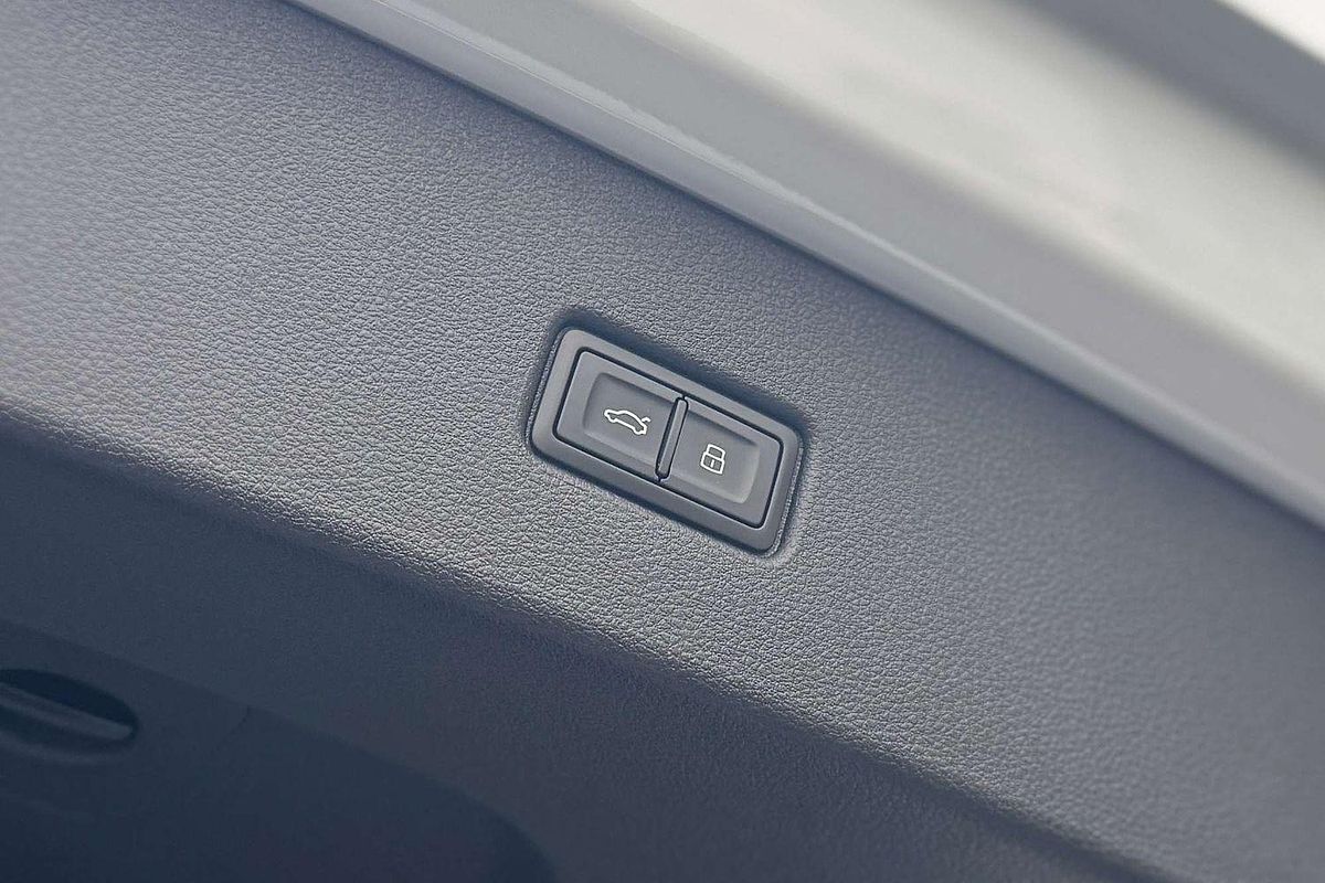 2025 Audi Q5 55 TFSI e S line FY