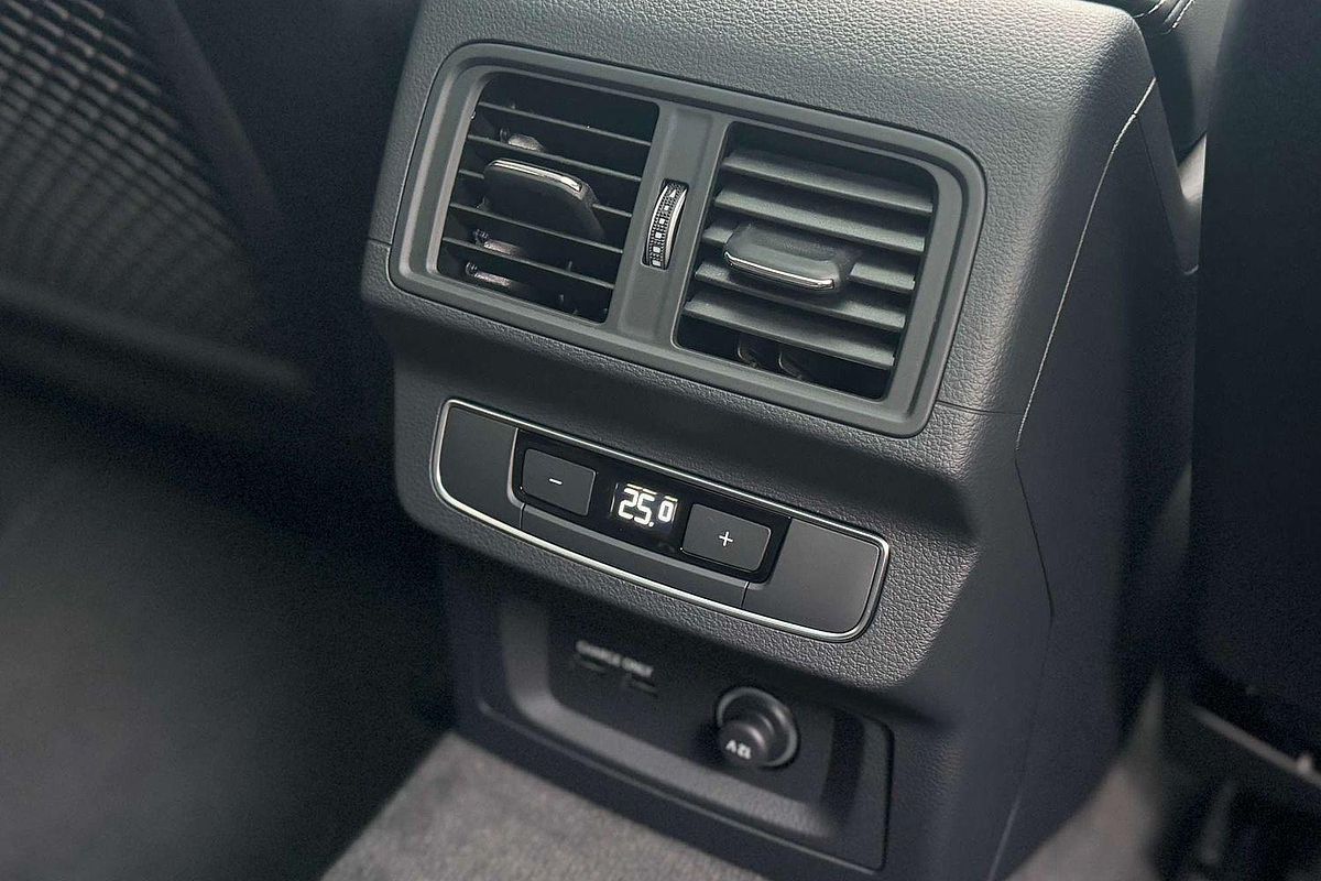 2025 Audi Q5 55 TFSI e S line FY