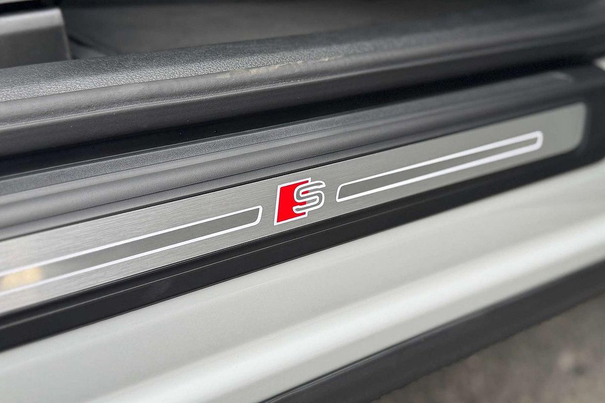 2025 Audi Q5 55 TFSI e S line FY