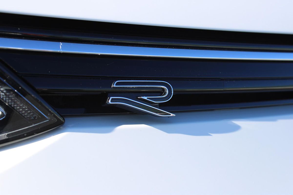 2024 Volkswagen Golf 110TSI R-Line 8